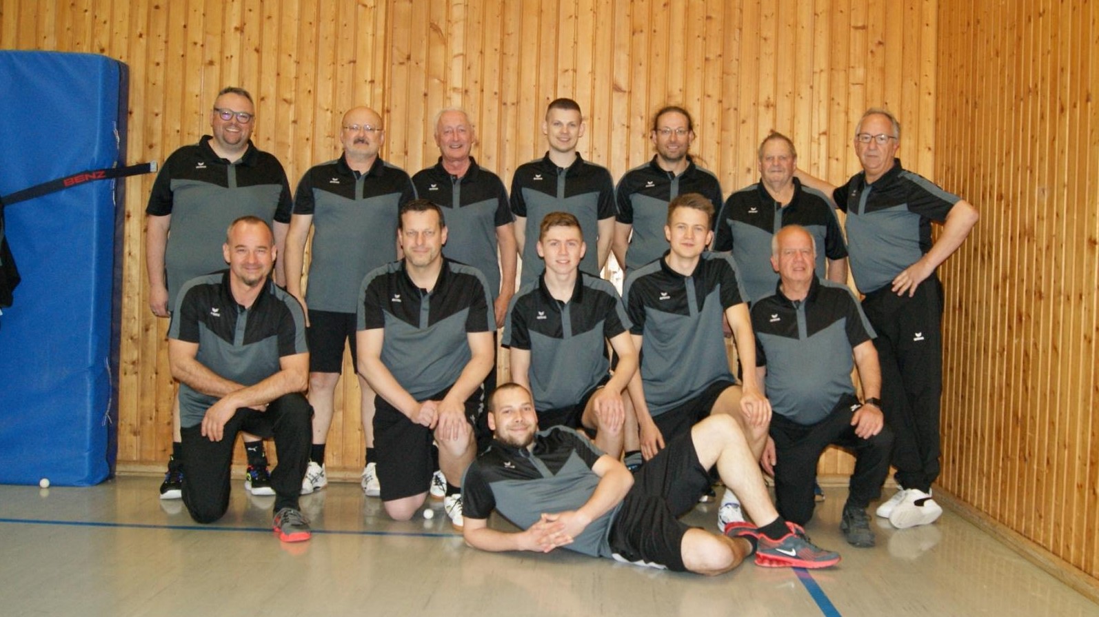 Gruppenbild Trikots_grau.jpeg